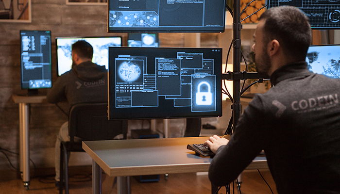 Trabajador implementando software de seguridad de redes 